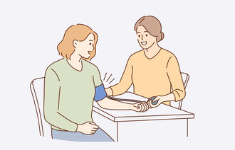 Illustrasjonen viser en helsearbeider som måler blodtrykk på en kvinne.