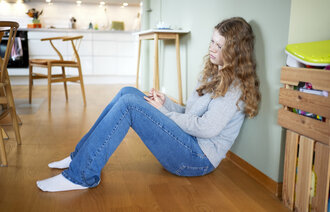 Bildet viser jente som tenker.