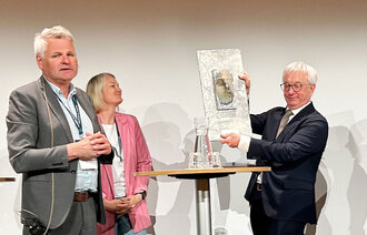 Bildet viser prisoverrekkelse.