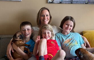 Bildet viser Anniken Østberg sammen med familien