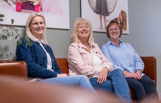 Bilde viser Helsesykepleiere Grete Iren Quale, Berit Ninni Fjeldheim og Janne Martinsen