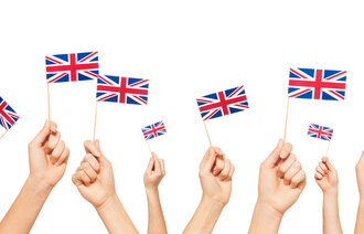 bildet viser hender som holder britisk flagg