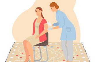 Illustrasjonen viser en sykepleier som setter vaksine i armen på en kvinne