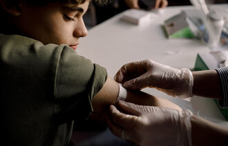 Bilde av barn hos sykepleier