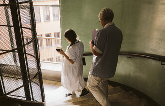 Bilde av sykepleierleder og lege i trapp