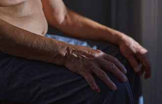 Illustrasjonsfoto av eldre mann som sitter i mørket.