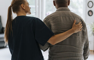 Bildet viser en sykepleier og en pasient