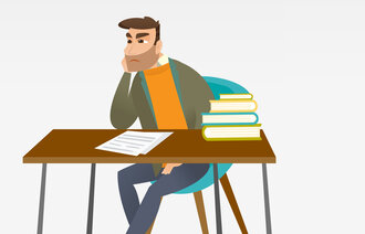 Illustrasjonen viser en mann som sitter ved et skrivebord. På skrivebordet ligger en bunke bøker, og noen papirer ligger foran ham. Han ser misfornøyd ut