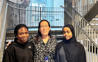 Bildet viser Ragnhild Storstein Spilker med studentene Salma og Chidinma