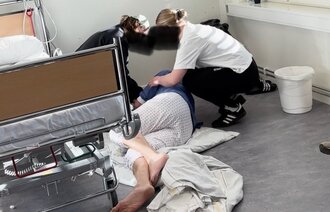 Bildet viser sykepleiestudenter som øver på livreddende tiltak i akutte scenarioer