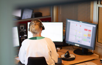 Bildet viser fra en sykepleier som sitter på legevaktsentralen (LVS)