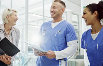 Bildet viser kolleger som ler og har det gøy sammen