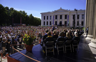 Bildet viser studenter utenfor juridisk fakultet i oslo