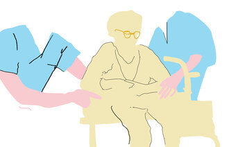 Bildet viser en eldre kvinne med to pleiere på hver side