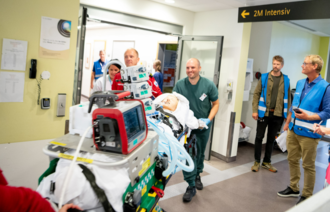 Bildet viser helsepersonell som øver på å flytte pasienter