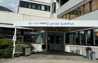 bilde av sykehuset i lærdal