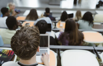 Bildet viser studenter i et auditorium