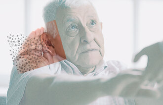 Bildet viser en gammel mann som tar hendene til en sykepleier