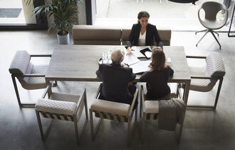 Bildet viser finansfolk rundt et bord