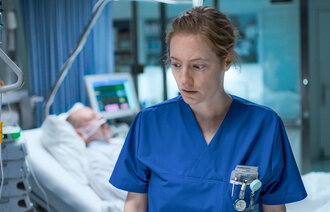 Bildet viser Leonie Benesch som Floria i filmen Kveldsvakt