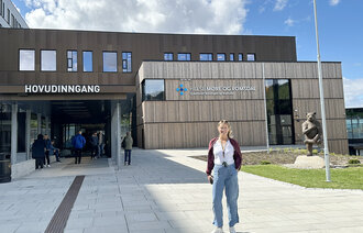 bilde av trine selvaldsen foran nye sykehuset utenfor molde