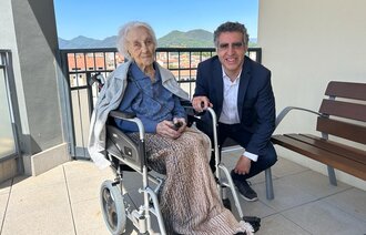 bilde av Maria Branyas Morera og forskeren