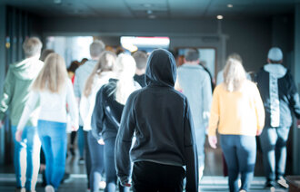 Bildet viser unge mennesker bakfra