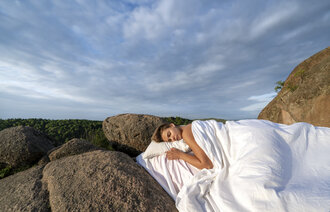 bildet viser kvinne som sover i naturen