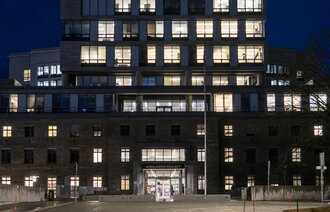 Bildet viser Nordlandssykehusets hovedinngang om natten