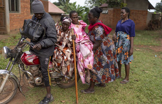 Bilde av transport av kvinne med demens i Mukono, Uganda