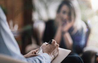Bildet illustrerer en pasient som sitter hos psykolog