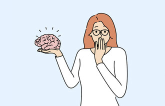 Illustrasjonen viser en kvinne med en hjerne i hånden.