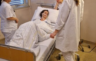 Bildet viser sykepleiere som simulerer