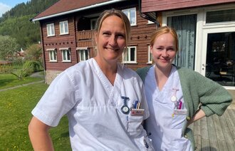 Bilder viser student Marit Lien Haugen og praksisveileder Ida Marie Strand på sykehjemmet i Austbygde Tinn