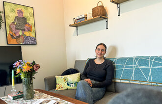 Bildet viser Mille Myrhaug  i sofaen