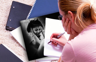 Bildet viser en student som sitter lent over en blokk med en penn. Blokken er tom for innhold og skrift.