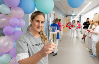 Bilde viser Martine Kortgaard Alm med bobler og ballonnger.