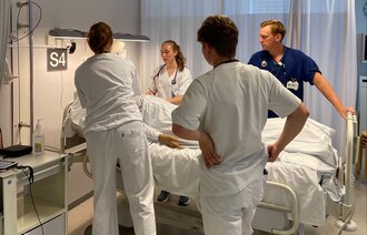 Bildet viser studenter og veiledere i en simuleringssituasjon