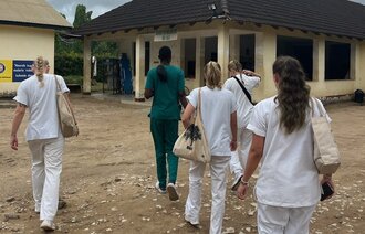  Bildet viser sykepleierstudenter som har praksisopphold i Tanzania