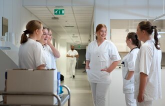 Bildet viser sykepleierstudenter som er i praksis