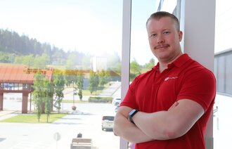 Bilde viser Johan Marcus Johansson med armene i kors