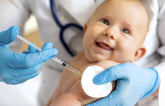 Bildet viser et spedbarn som får en vaksine