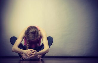 Bildet viser trist tenåringsjente