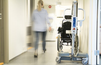 Bildet viser kvinne som går i korridor