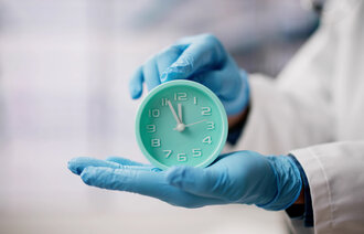 bilde av klokke og gummihansker