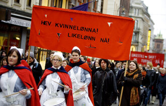 Bilde fra 8. mars-tog i 2008 med sykepleiernes trommekorps 