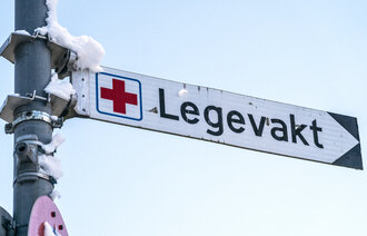 Bildet viser et skilt det står legevakt på.