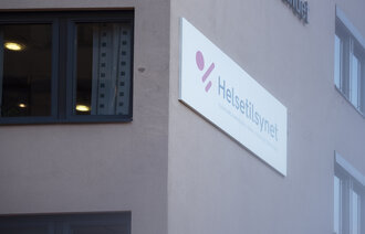 Bildet viser et skilt hvor det står Helsetilsynet.