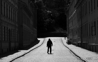 Bildet viser en person bakfra i et bymiljø 