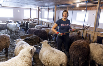 Bildet viser Bjørg Randmæl i fjøset